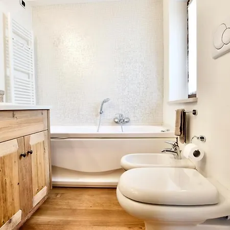 Brand New Beautiful 3 Bedroom Few Steps From Centre Daire *